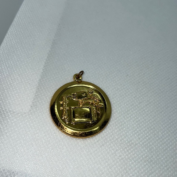 VINTAGE TECHNOLOGY TV PRODUCTION PENDANT CHARM GOLD TONE - Picture 4 of 10